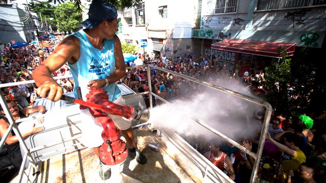 Mesmo com crise hídrica, Bloco do Barbas não deixa de manter sua tradição de desfilar com carros-pipas para refrescar os foliões