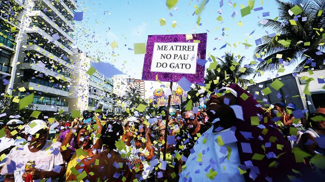 O bloco Simpatia arrastou uma multidão na orla de Ipanema, no Rio de Janeiro, neste sábado (07)