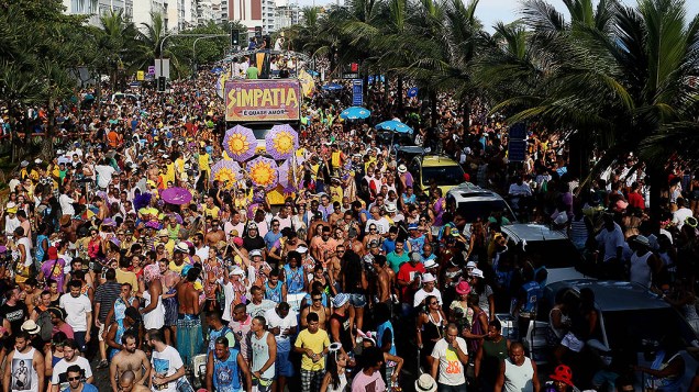 O bloco Simpatia arrastou uma multidão na orla de Ipanema, no Rio de Janeiro, neste sábado (07)