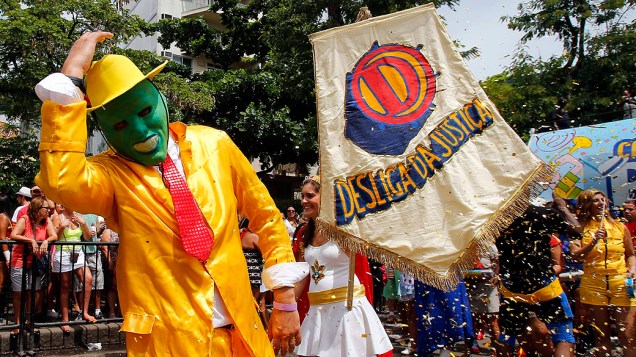 Folião vestido de O Máscara participa do bloco Desliga da Justiça