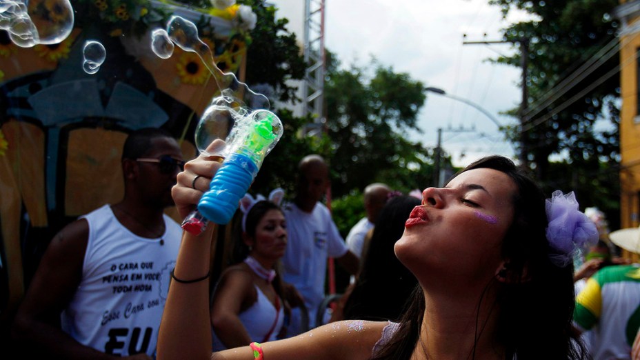 Bloco de rua Céu na Terra que passeia pelo Largo das Neves, no Rio de Janeiro