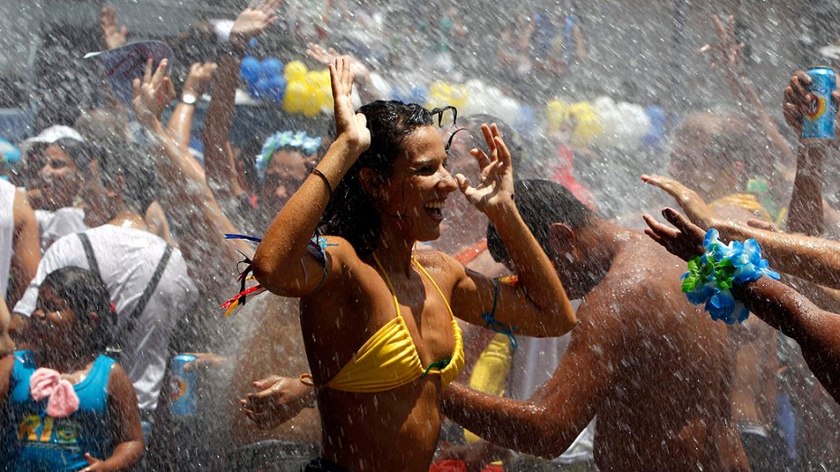 Foliões se refrescam durante a festa do Escravos de Mauá