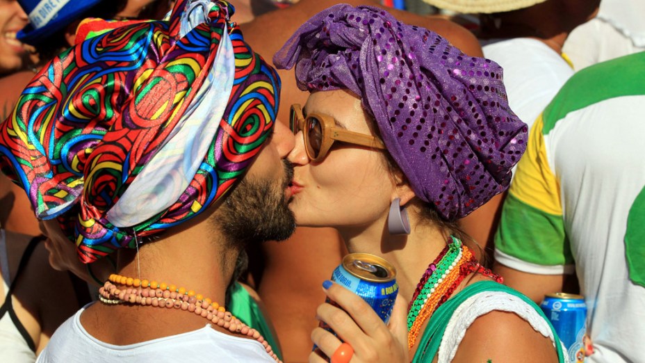 Casal durante a festa do bloco Céu na Terra, no Rio de Janeiro