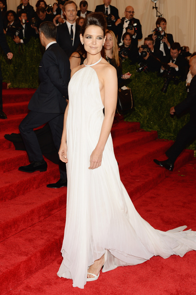 Katie Holmes durante cerimônia de gala no Metropolitan Museum, em Nova York