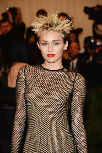 Miley Cyrus durante cerimônia de gala no Metropolitan Museum, em Nova York
