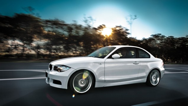 2º - BMW Série 1 M Coupè (92,2% de compradores homens): alia classe e esportividade. Tem motor de 6 cilindros, velocidade máxima de 250 km/h e aceleração de 0 a 100 km/h em 4,9 segundos. Nos EUA, custa de 32.000 a 50.000 dólares (entre 50.000 e 92.000 reais)