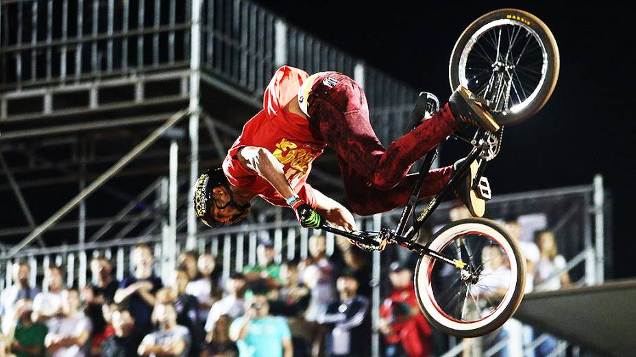 BMX Dirt é realizada em uma pista de terra dentro da arena de MOTO X, com diversas rampas por todo o percurso, os atletas devem realizar manobras em seus saltos