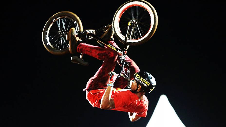 BMX Dirt é realizada em uma pista de terra dentro da arena de MOTO X, com diversas rampas por todo o percurso, os atletas devem realizar manobras em seus saltos