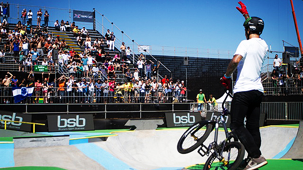 BMX Park modalidade do X-Games realizada em uma pista semelhante a uma piscina vazia, os atletas utilizam suas formas e bordas para realizar as manobras