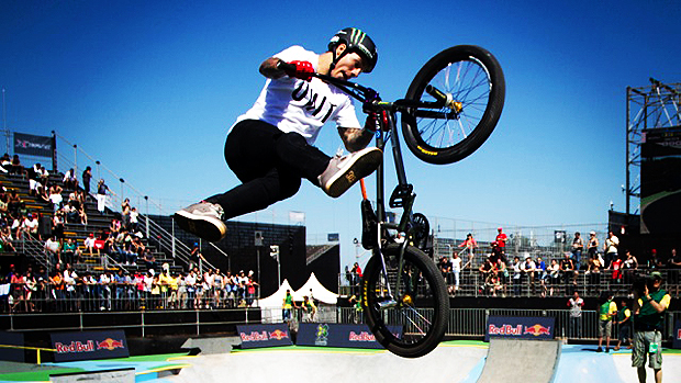 BMX Park modalidade do X-Games realizada em uma pista semelhante a uma piscina vazia, os atletas utilizam suas formas e bordas para realizar as manobras