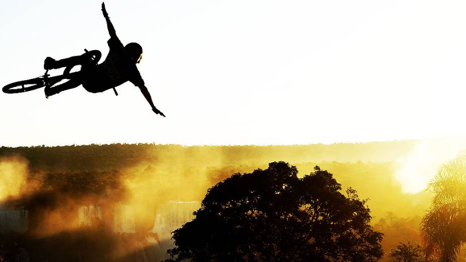 BMX Vert modalidade em que os atletas fazem manobras incríveis no “halfpipe”, uma rampa em formato de “U”, em frente as Cataratas do Iguaçu