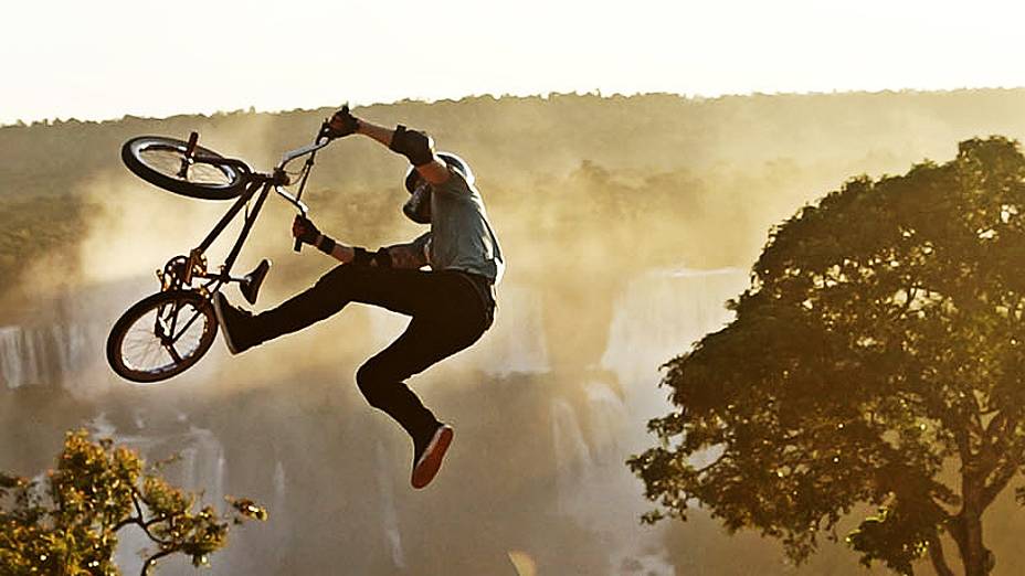 BMX Vert modalidade em que os atletas fazem manobras incríveis no “halfpipe”, uma rampa em formato de “U”, em frente as Cataratas do Iguaçu