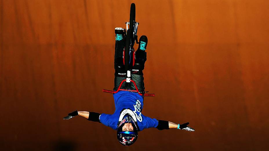 Kevin Robinson durante apresentação na mega rampa com o BMX Freestyle Big Air, no X-Games em Foz do Iguaçu