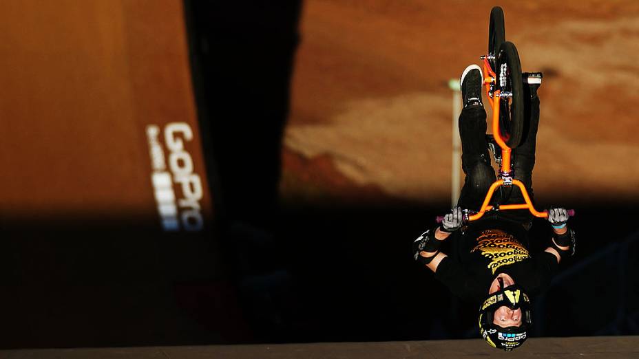 Steve McCann durante apresentação na mega rampa com o BMX Freestyle Big Air, no X-Games em Foz do Iguaçu