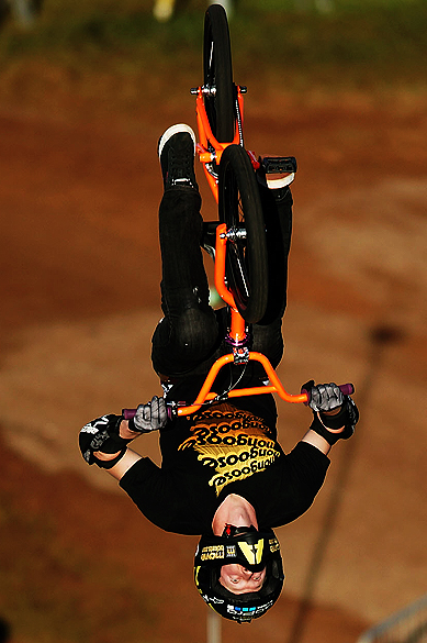 Steve McCann durante apresentação na mega rampa com o BMX Freestyle Big Air, no X-Games em Foz do Iguaçu