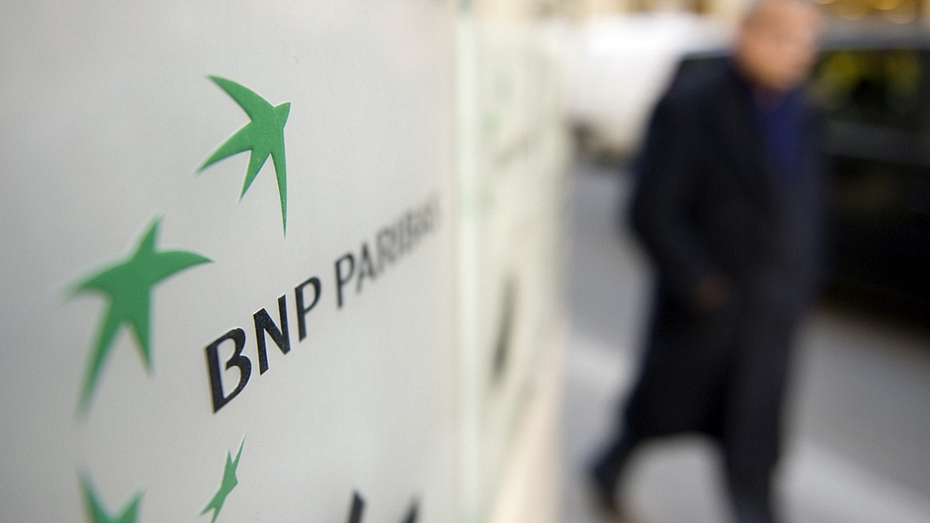 detalhe do logo do BNP Paribas em uma agência bancária