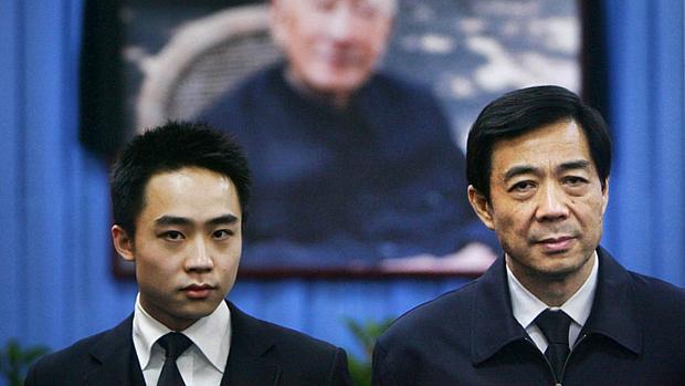Bo Guagua, 24 anos, ao lado de seu pai, Bo Xilai