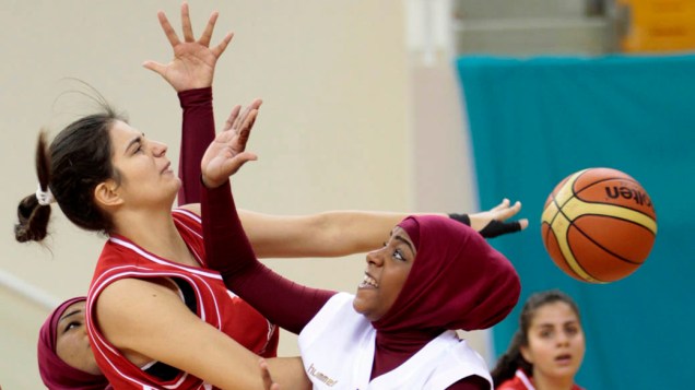 Partida de basquete feminino entre Líbano e Qatar durante Jogos Árabes em Doha, Qatar
