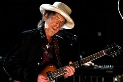 Bob Dylan durante performance em junho