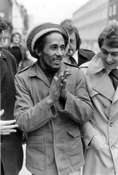 Bob Marley na entrada do Tribunal de Marylebone, após pagar multa por porte de maconha, em Londres, 1977