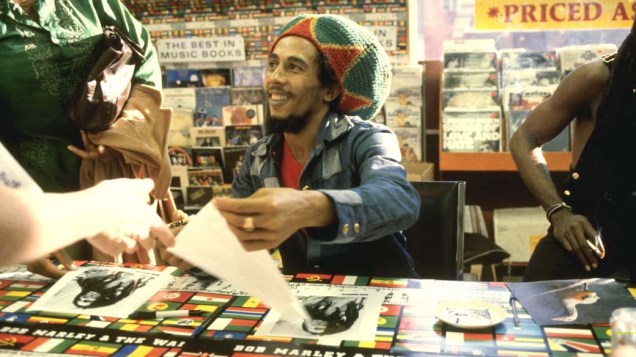 Bob Marley na loja de discos Tower Records Sunset em Los Angeles, Estados Unidos, 1970