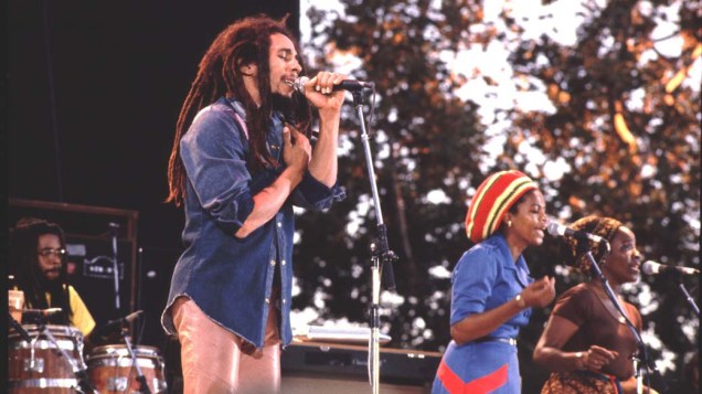 Bob Marley & The Wailers durante performance em Santa Barbara, Estados Unidos, 1979