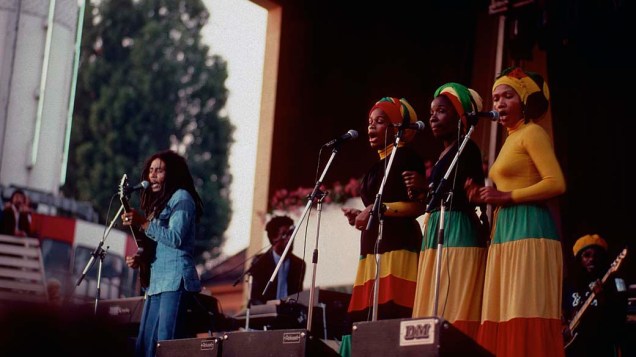 Bob Marley & The Wailers durante show com o grupo I Threes em Nova York, 1978