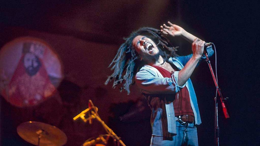 Bob Marley durante show no teatro Rainbow em Londres, 1977