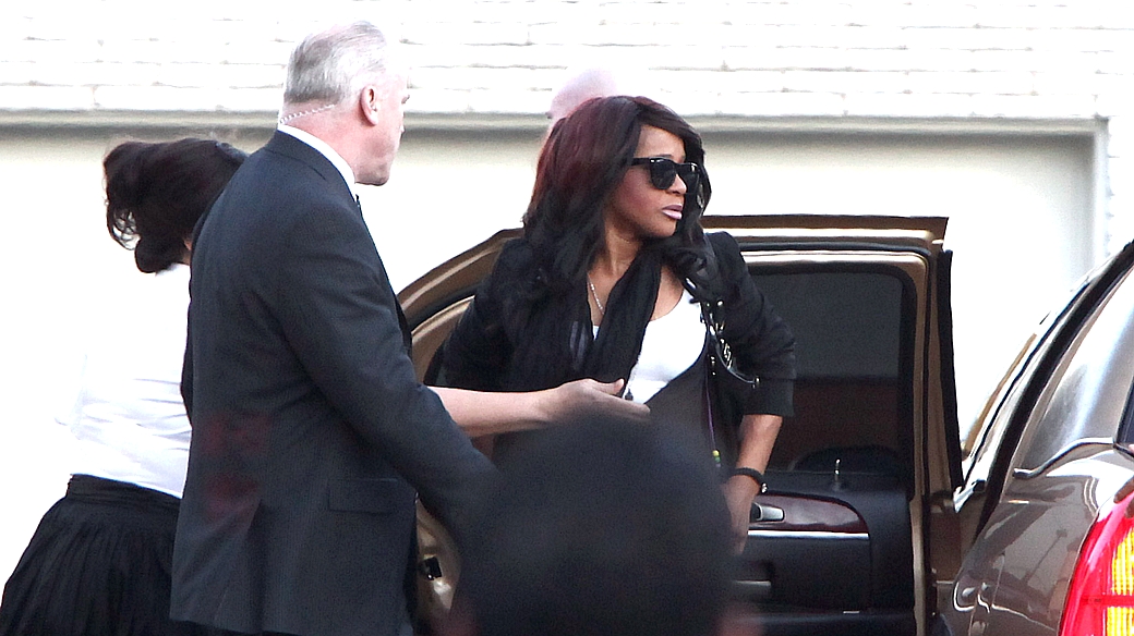 Bobbi Kristina, filha de Whitney Houston, chega ao funeral da mãe