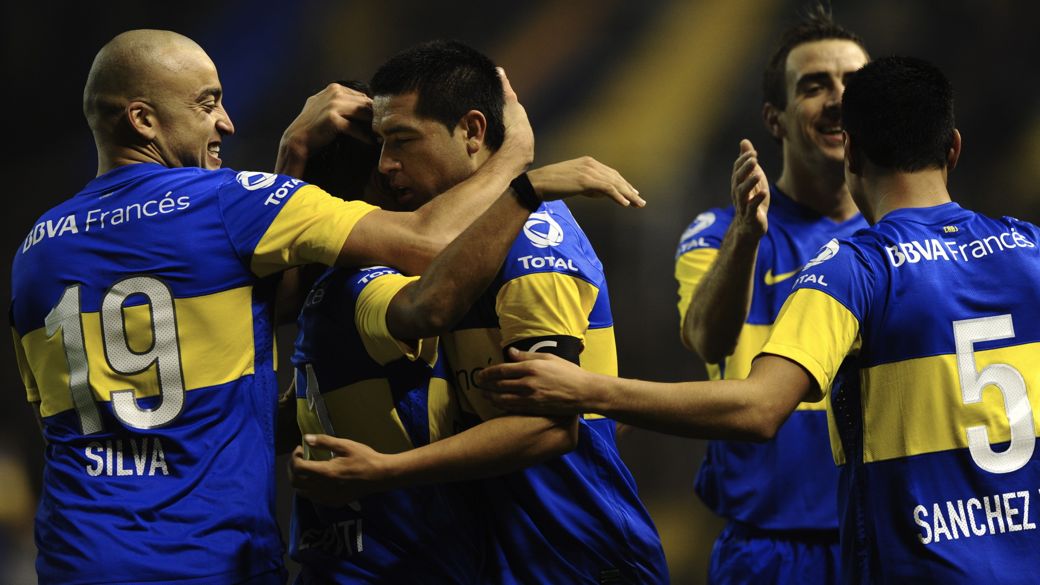 Jogadores do Boca Juniors comemoram o segundo gol da equipe argentina na partida contra a Universidad de Chile, na Bombonera, em Buenos Aires, na primeira semifinal da Copa Libertadores 2012