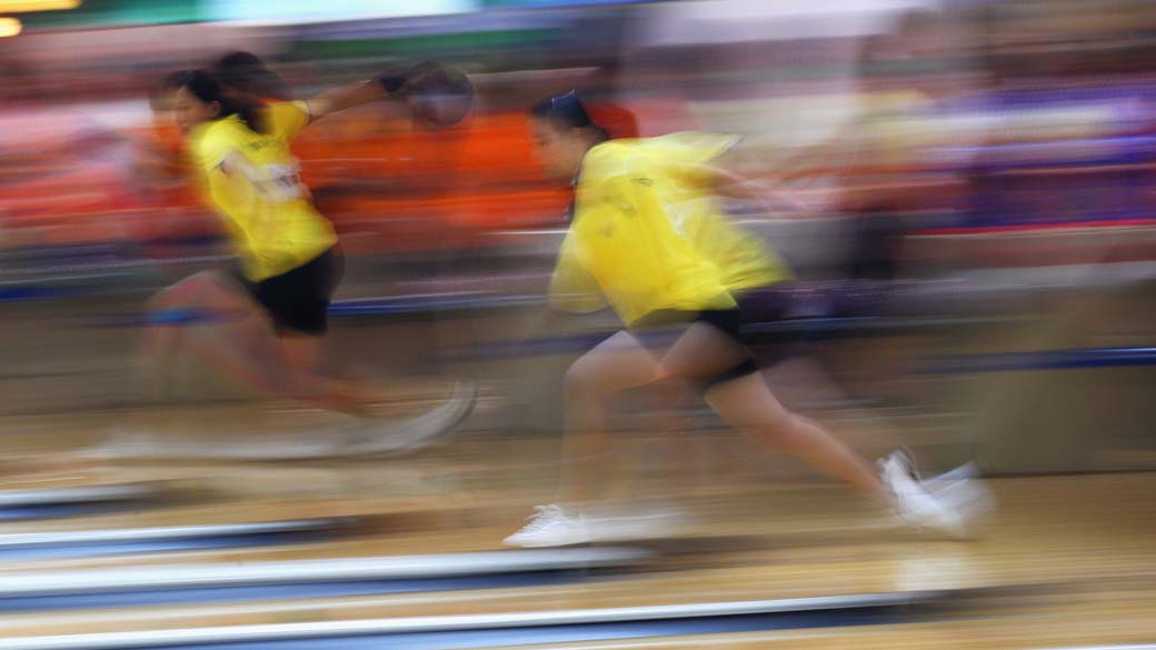 Competidoras filipinas disputam torneio de boliche dos Jogos do Sudoeste Asiático em Jacarta, na Indonésia