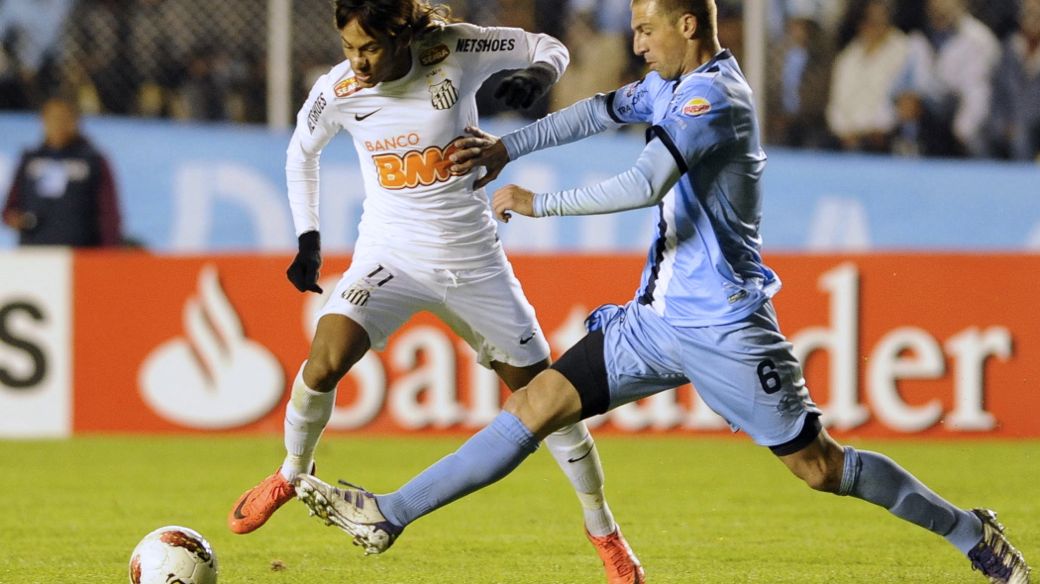Neymar tenta jogada na partida entre Santos e Bolívar