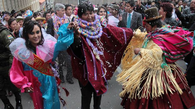 O presidente boliviano Evo Morales dança na abertura dos festejos de Carnaval em La Paz, na Bolívia, com rituais de agradecimento à Pachamama, a mãe Terra - 17/02/2012