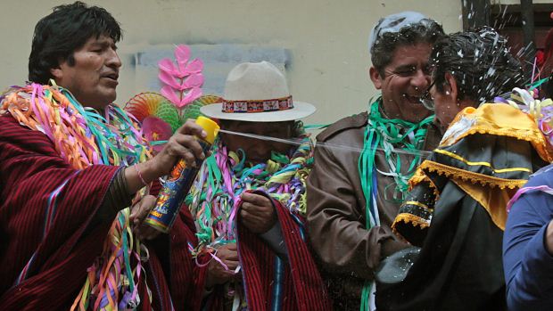 O presidente boliviano Evo Morales na abertura dos festejos de Carnaval em La Paz, na Bolívia, com rituais de agradecimento à Pachamama, a mãe Terra - 17/02/2012<br>   