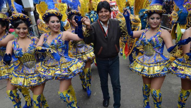 O presidente Evo Morales em meio a participantes da Dança da Morenada, que reúne 48 grupos folclóricos na Abertura do Carnaval de Oruro, na Bolívia - 18/02/2012