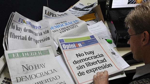 Jornais protestam contra lei que restringe liberdade de expressão com páginas em branco
