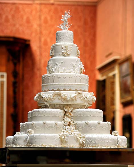 Bolo de casamento de oiito camadas feito para o príncipe William e Catherine Middleton no Palácio de Buckingham, Londres