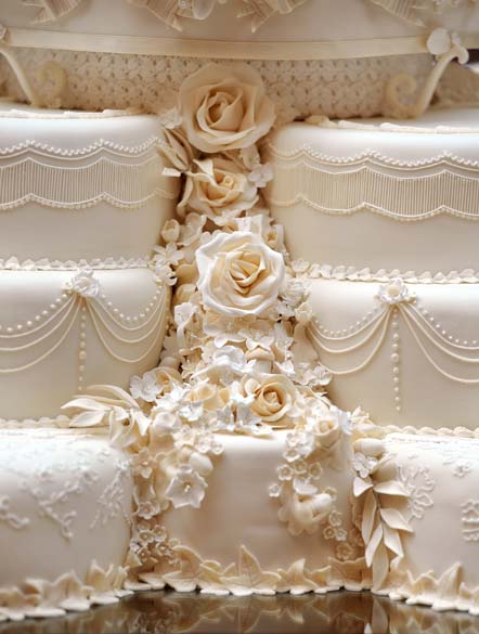 Detalhe do bolo de casamento de oiito camadas feito para o príncipe William e Catherine Middleton no Palácio de Buckingham, Londres
