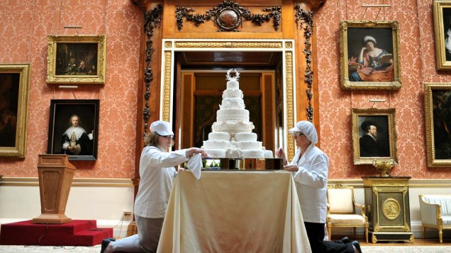 Equipe de Fiona Cairns fazem os últimos retoques no bolo de casamento feito para o príncipe William e Catherine Middleton no Palácio de Buckingham, Londres
