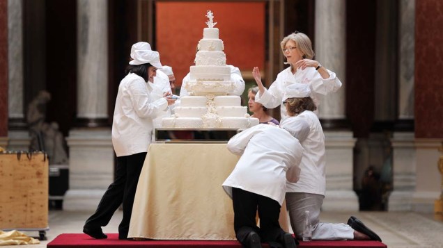 Fiona Cairns e sua equipe fazem os últimos retoques no bolo de casamento feito para o príncipe William e Catherine Middleton no Palácio de Buckingham, Londres