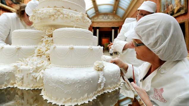Equipe de Fiona Cairns fazem os últimos retoques no bolo de casamento feito para o príncipe William e Catherine Middleton no Palácio de Buckingham, Londres