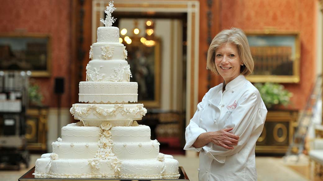 Fiona Cairns responsável pela confecção do bolo de casamento feito para o príncipe William e Catherine Middleton no Palácio de Buckingham, Londres