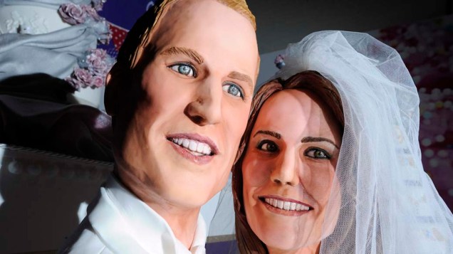 Bolo feito pela confeiteira Michelle Wibowo retrata o Príncipe William e a noiva Kate Middleton, em evento no centro de Londres