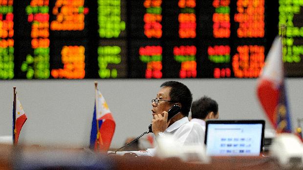 Comerciante fala ao telefone no pregão da Philippine Stock Exchange, em Manila