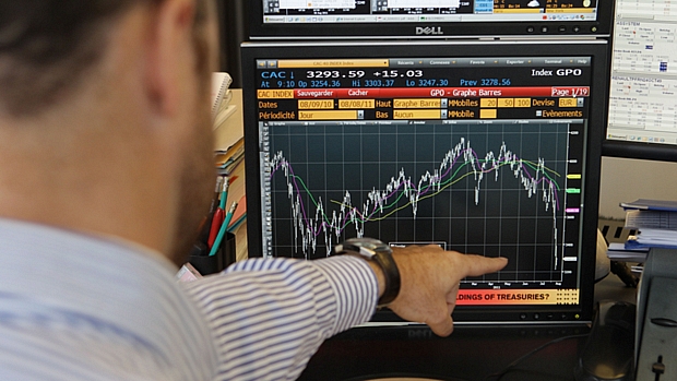 Investidor francês acompanha movimentos da Bolsa de Paris