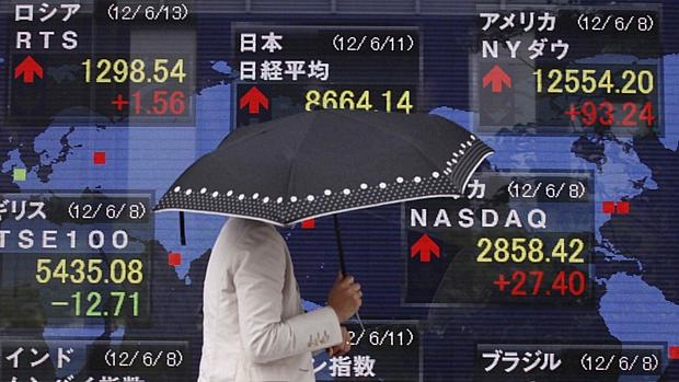 Painel em Tóquio mostra índices de ações em alta nesta segunda-feira