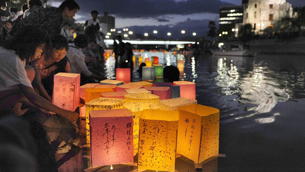 Japoneses acendem lanternas no 67º aniversário da bomba de Hiroshima