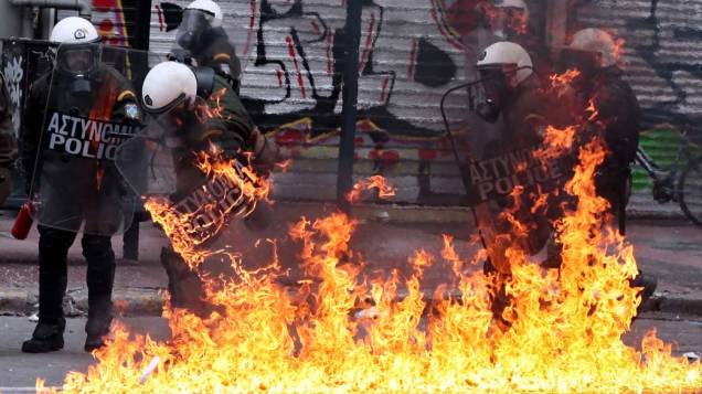 Bomba explode próximo a policiais durante greve geral de 48 horas em Atenas, Grécia