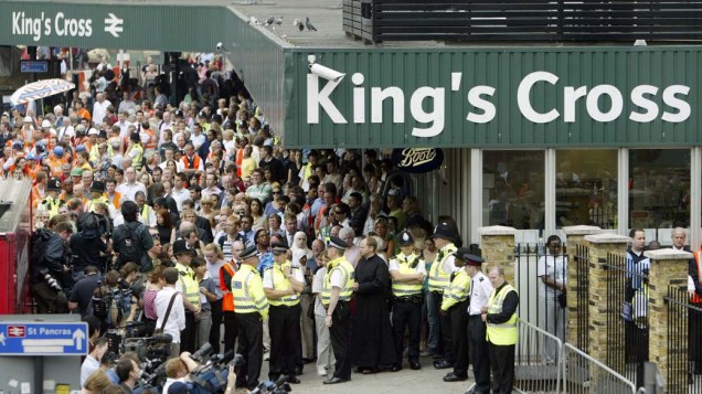 Em memória dos 52 mortos nas explosões do metrô em Londres, a população fez dois minutos de silêncio em 7 de julho de 2005 em uma estação de metrô da cidade