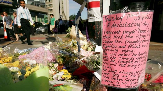Na estação em Edgware Road, em Londres, flores prestam homenagens às vítimas do atentado